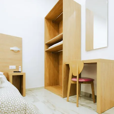 Light 4* نابولي