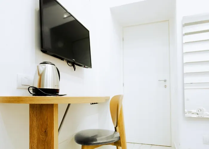 Light 4* Νάπολη